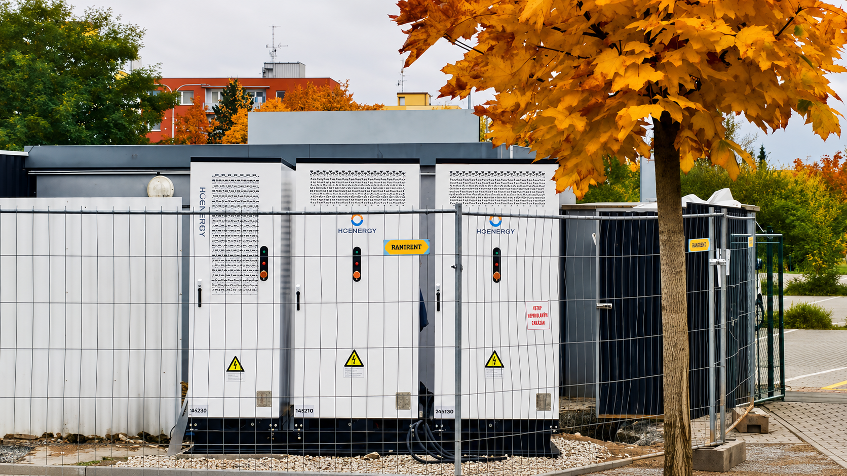 Системи накопичення енергії Hoenergy на майданчику в осінньому парку