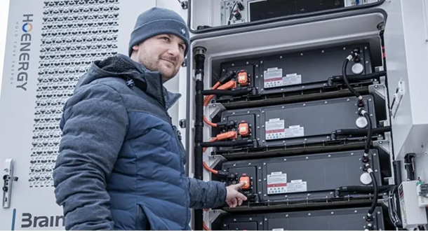 Спеціаліст перевіряє батарейні модулі Hoenergy