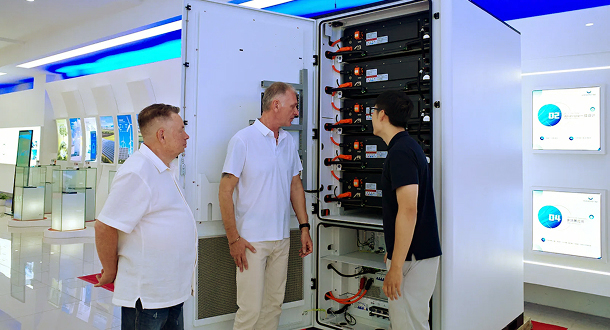 Обговорення ESS-обладнання Hoenergy на демонстраційному стенді